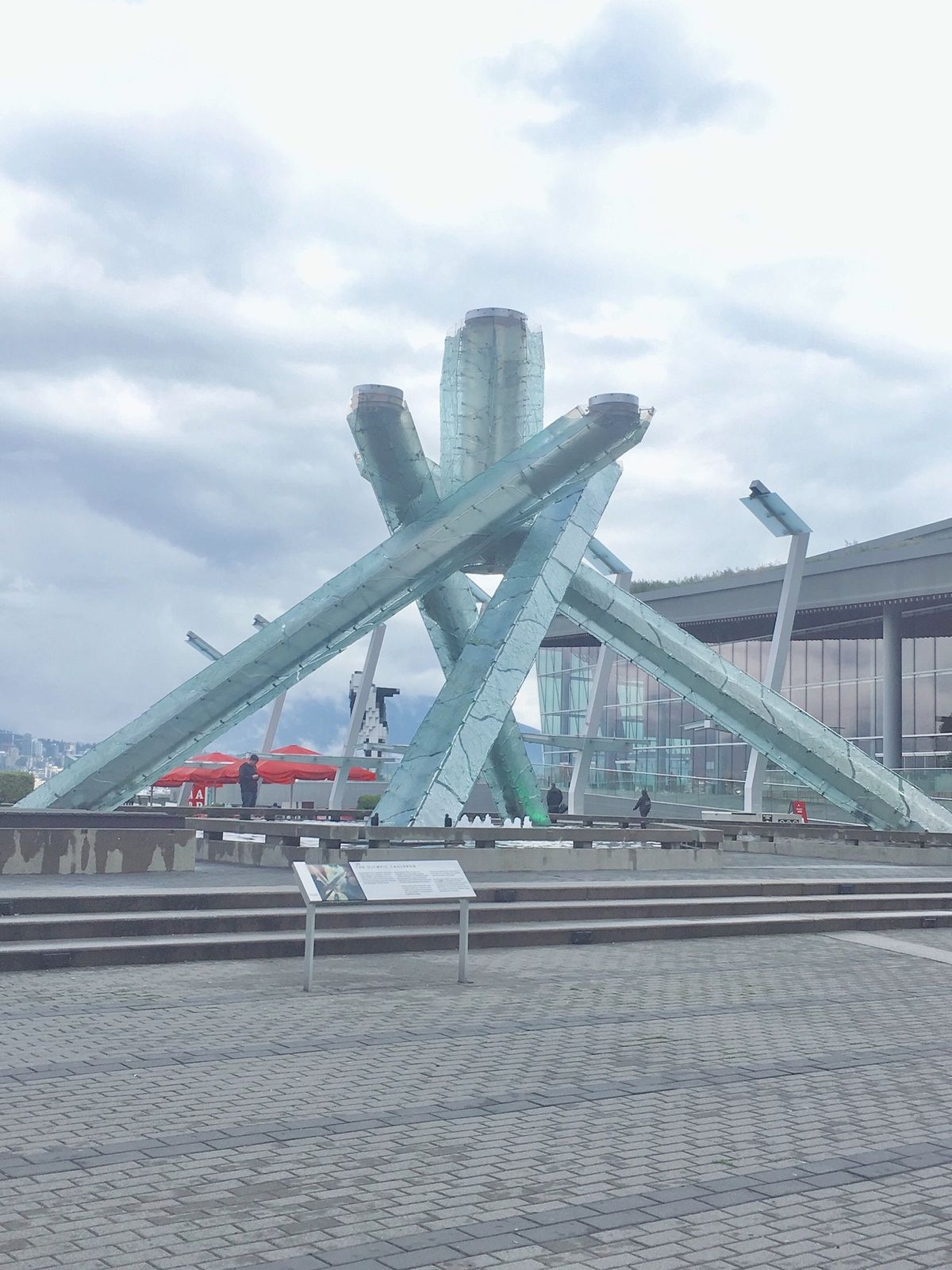 バンクーバー港にあった冬季オリンピックの聖火台🔥
デカい！！あと謎のイルカ...