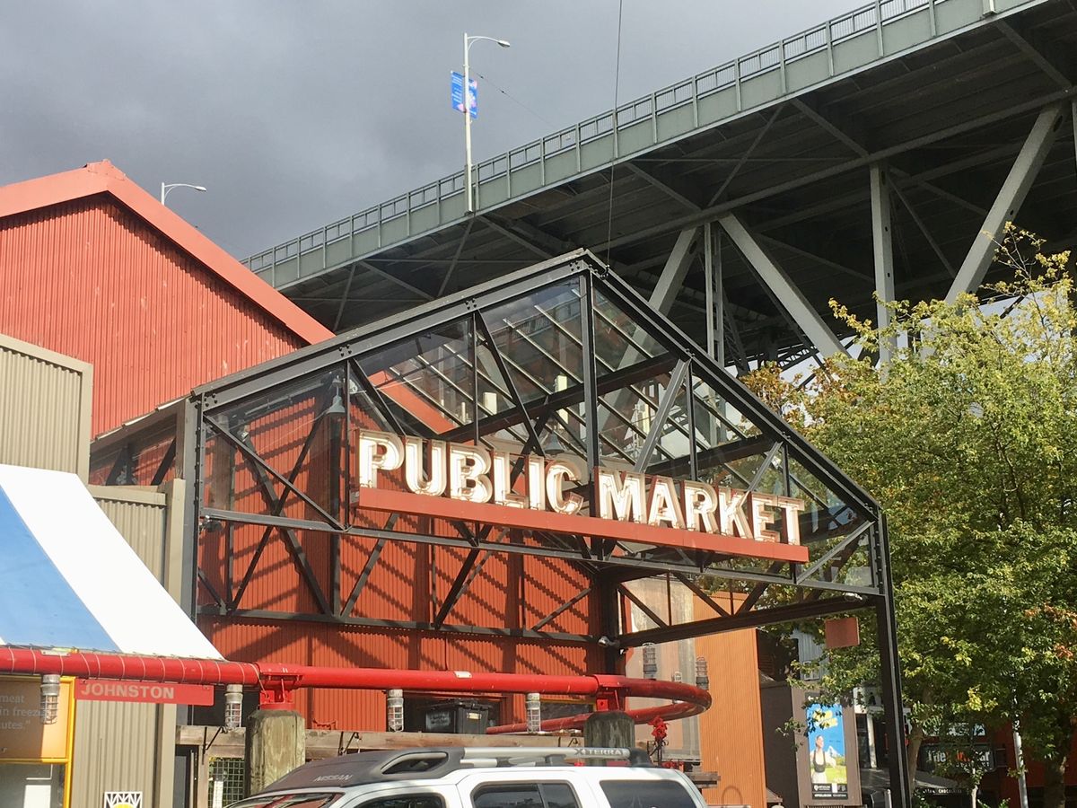 バンクーバーで有名な観光スポットらしいグランビルアイランド。いろんなお店や...