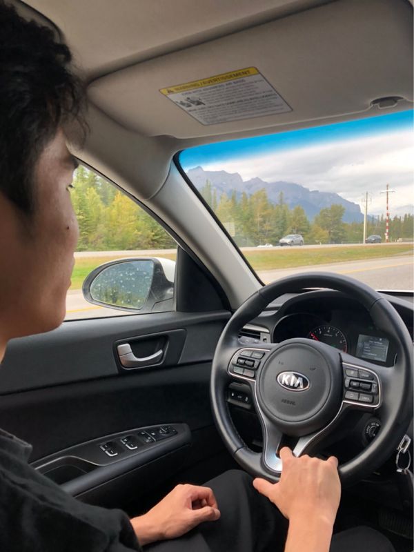 カナダ・バンフ「武田のもとへ1人旅」の写真：バンフまでのドライブ🚗
左側通行なかなか...