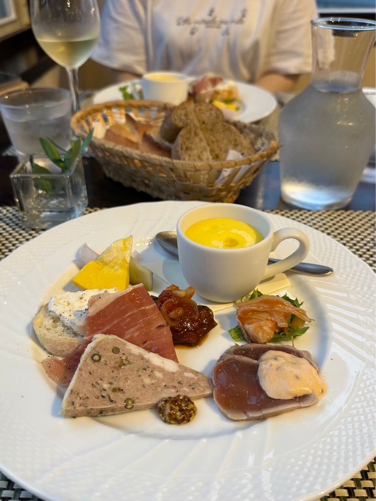 コテージの近くにあるレストランでお祝い、お客さんいなかったので貸切状態
近...