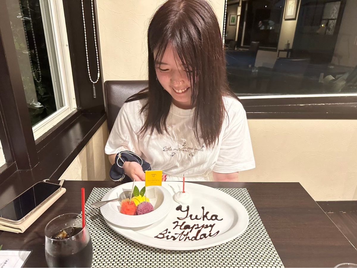 コテージの近くにあるレストランでお祝い、お客さんいなかったので貸切状態
近...