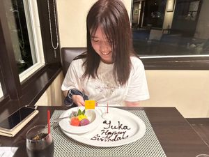 コテージの近くにあるレストランでお祝い、お客さんいなかったので貸切状態
近...