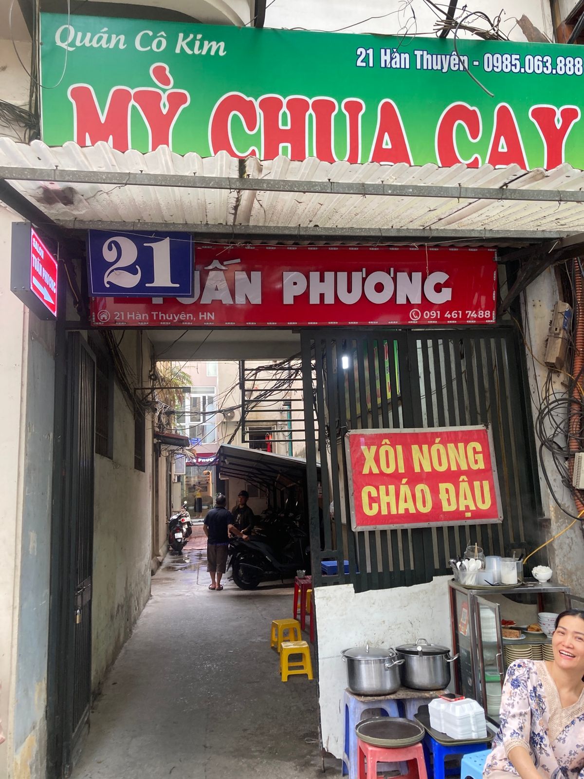 ハノイ
フォーのPhở Thìnに行く途中で鍋に入った油揚げを発見。店主の...