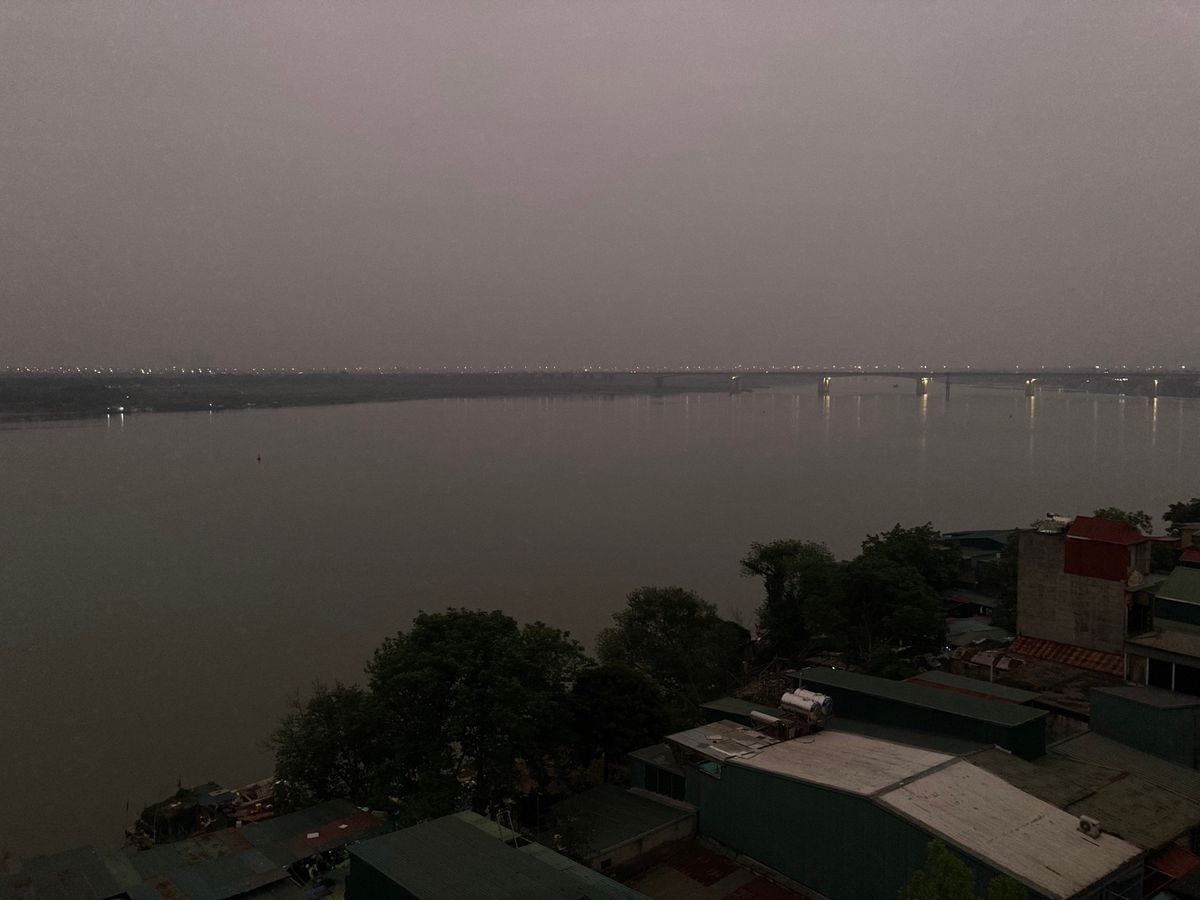 ホン川にかかる夜のcầu Vĩnh Tuyヴィントゥイー橋と翌日早朝。
早...