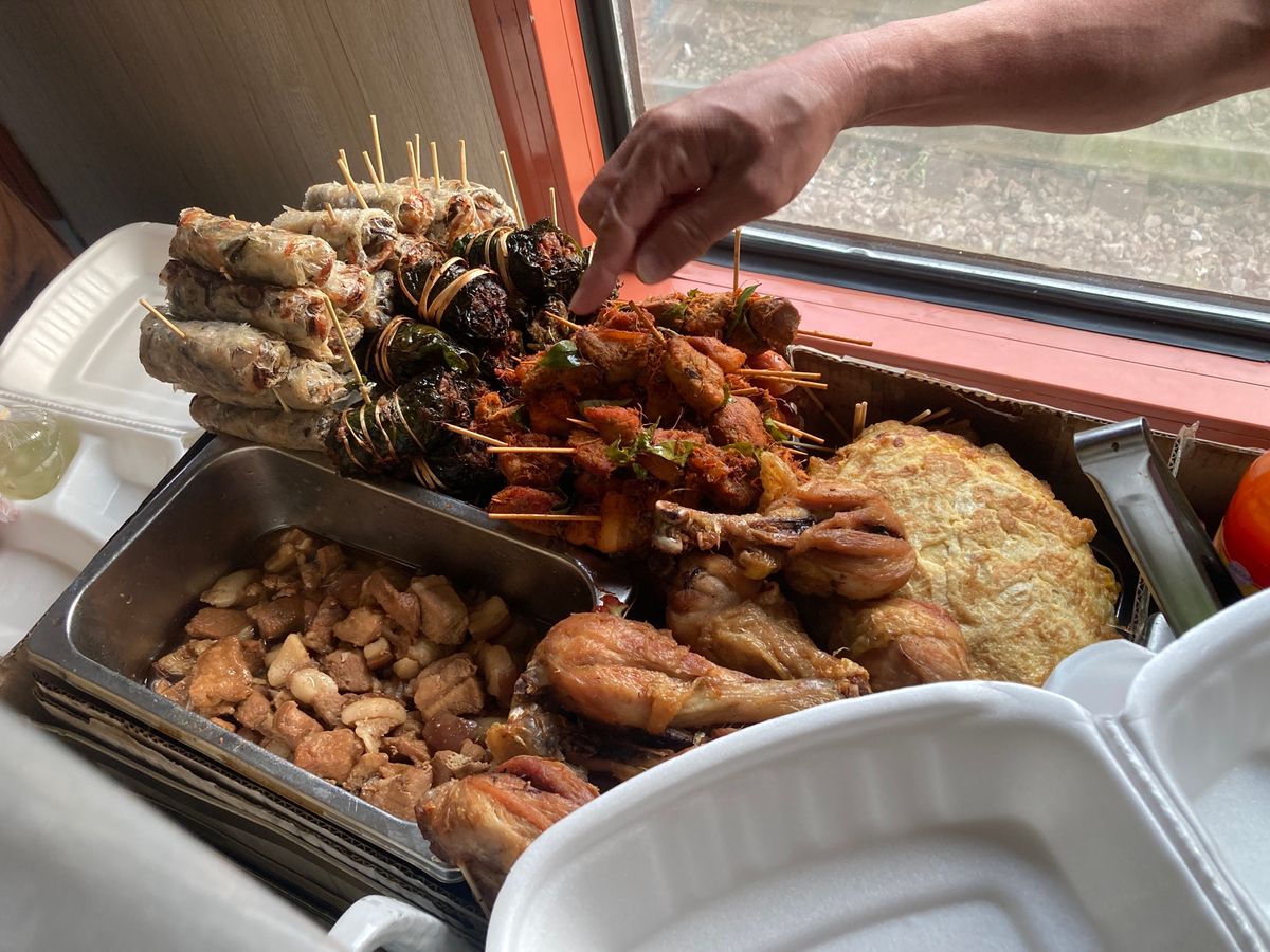 夕食の車内販売、おかずの内容か似たようなものもあり、昼と少し違うものを頼ん...