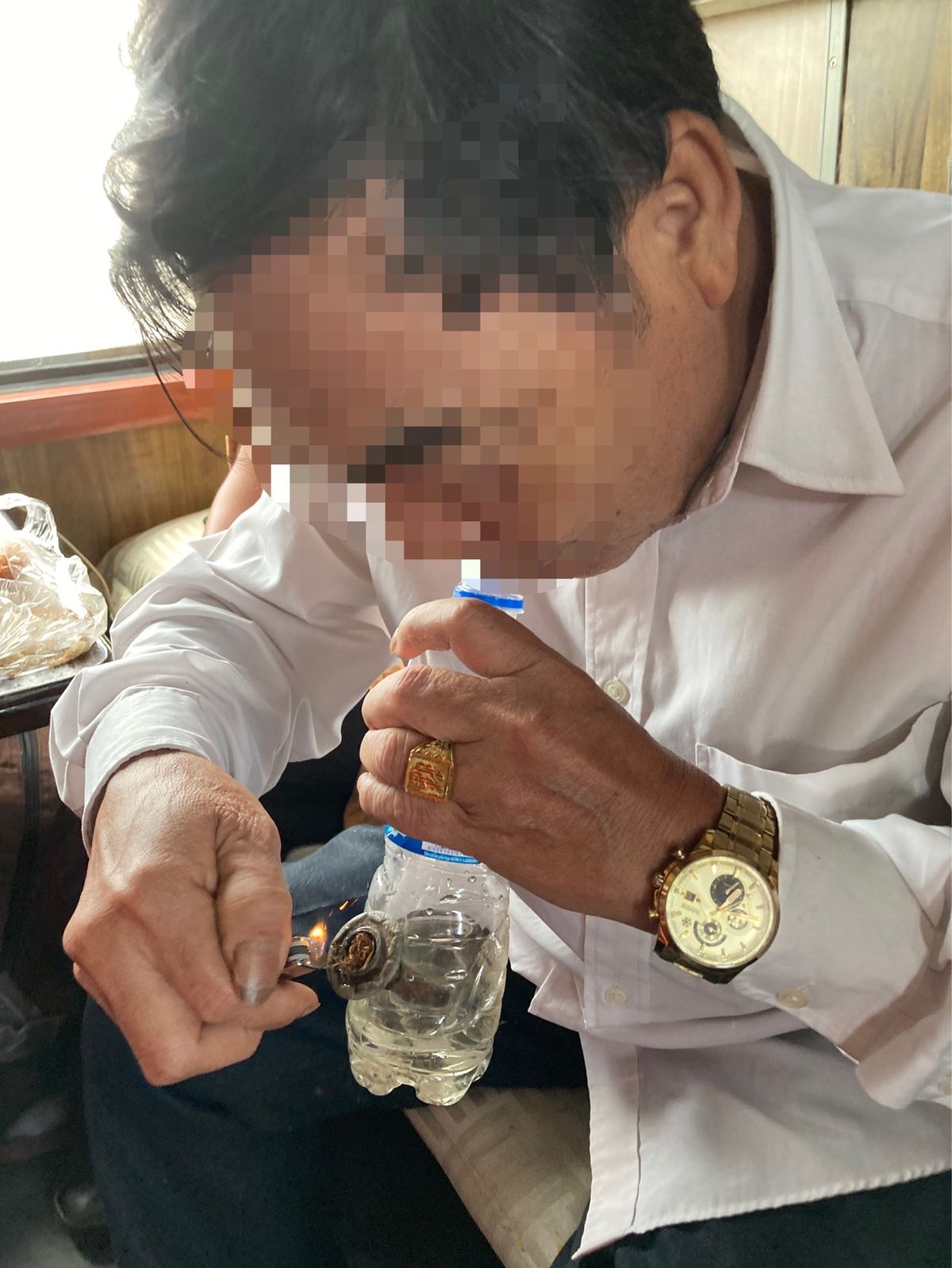 翌朝、順調にベトナム中部を走る列車。隣のコンパートメントのおじさんがお手製...