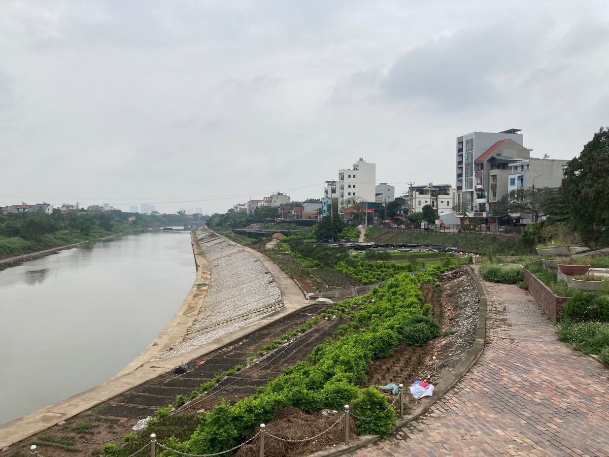 バスで終点のバッチャンに入る手前で降り、ホン川に流れ込むSông Bắc ...