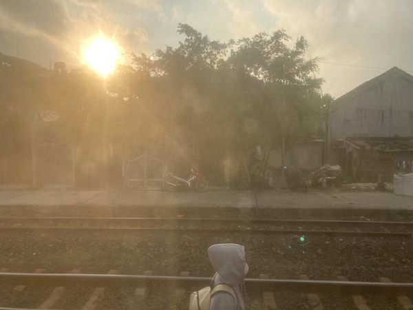 ベトナム・ハノイ「ベトナム」の写真：翌朝、順調にベトナム中部を走る列車。隣の...