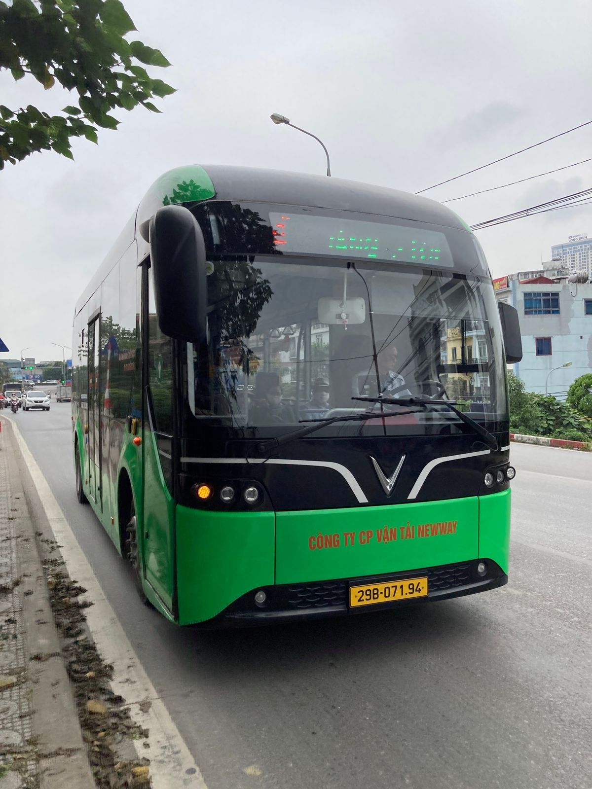 ロンビエン橋の下を抜け、バスで焼き物のバッチャン村xã Bát Tràng...
