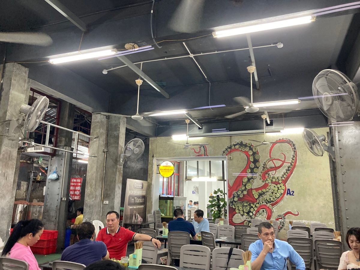 ハノイ
一軒めのビアホイが重い料理が多かったので2軒めへ。ビアホイにbò ...