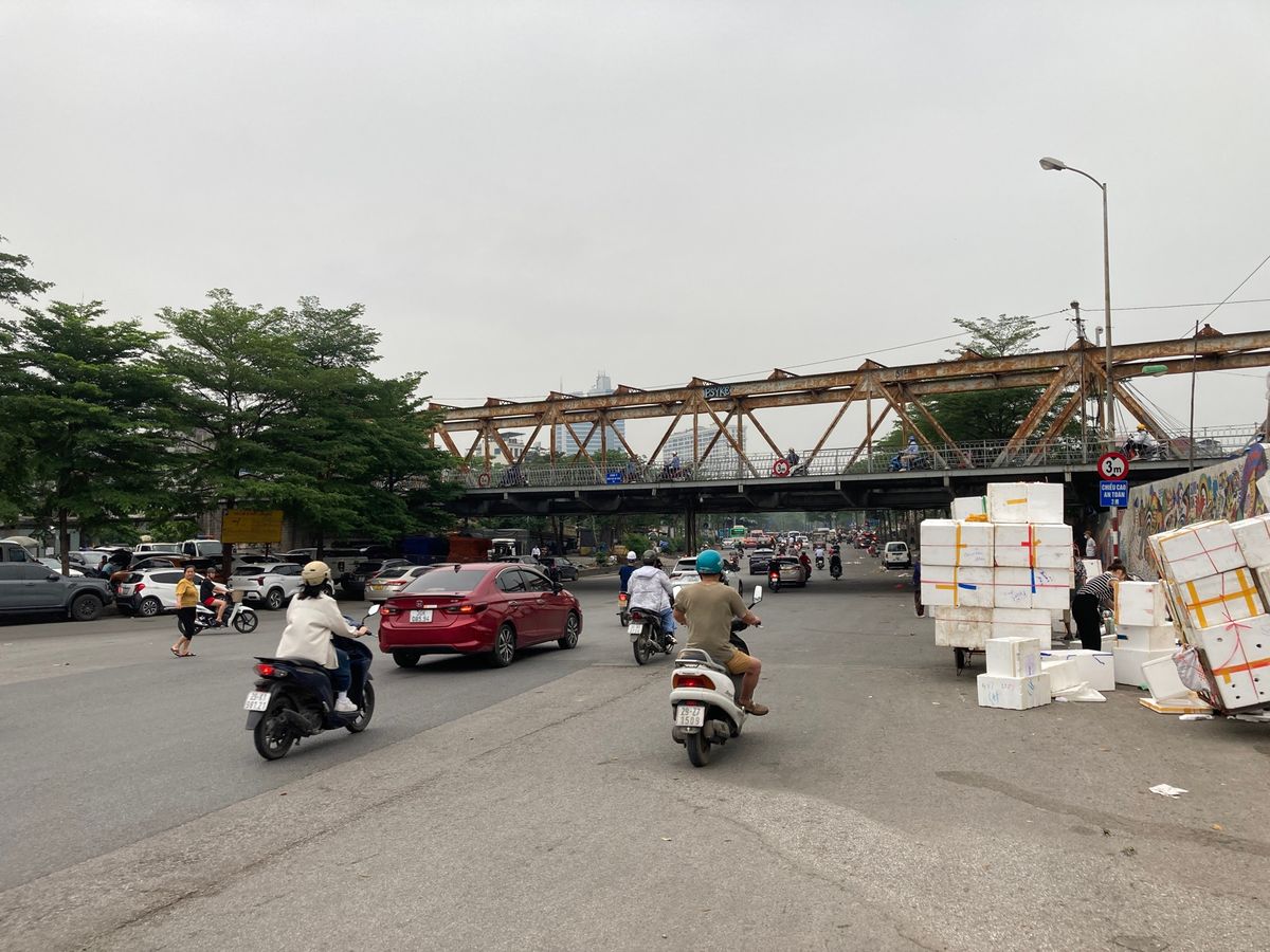 チュオンズオン橋cầu Chương Dươngの下を抜け、ロンビエン駅g...