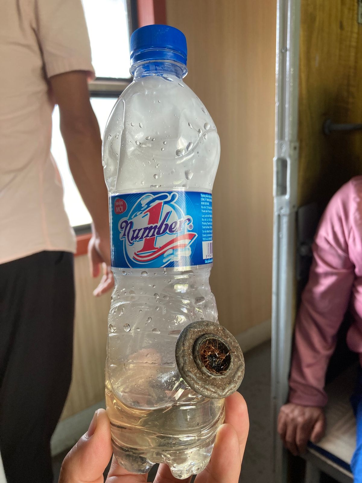 翌朝、順調にベトナム中部を走る列車。隣のコンパートメントのおじさんがお手製...