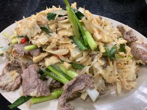 ハノイ
一軒めのビアホイが重い料理が多かったので2軒めへ。ビアホイにbò ...