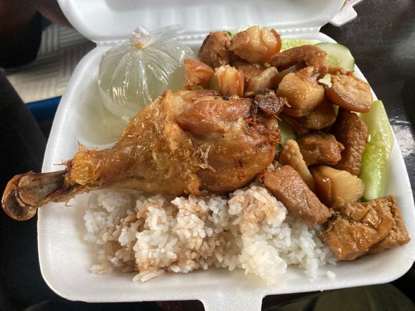 ベトナム・ハノイ「ベトナム」の写真：夕食の車内販売、おかずの内容か似たような...