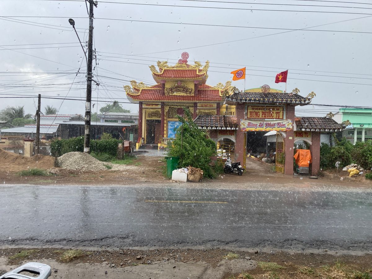 メコンデルタ農村で途中雨に降られカフェで緊急休憩、nước cam (オレ...