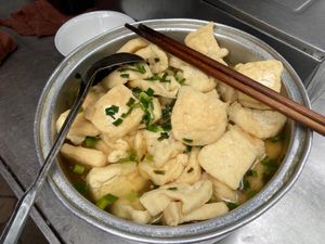 ハノイ
フォーのPhở Thìnに行く途中で鍋に入った油揚げを発見。店主の...