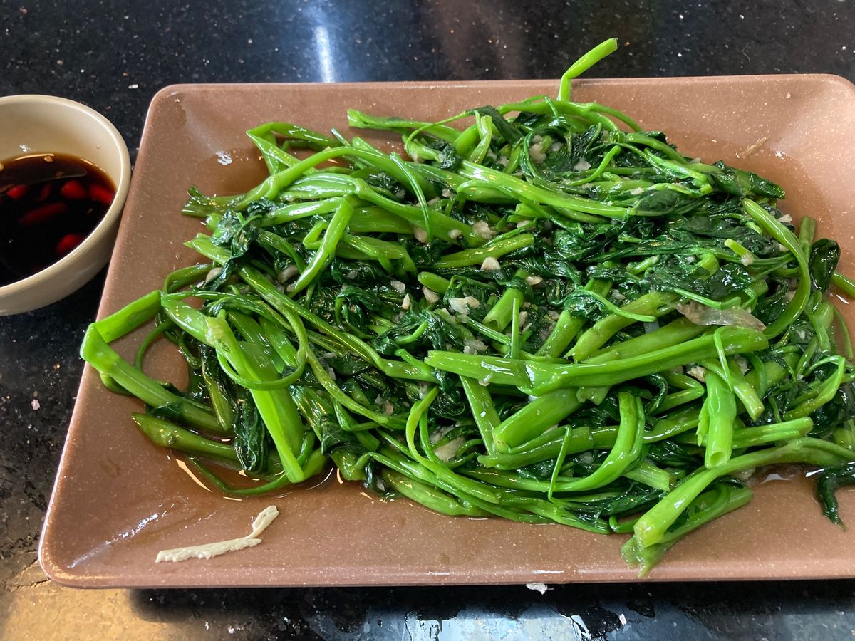 ハノイ
お昼はホン川沿いのビアホイへ。
空芯菜ニンニク炒めrau muốn...