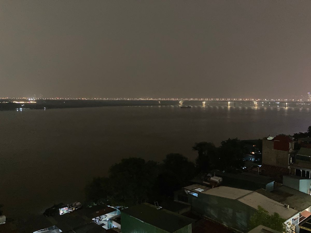 ホン川にかかる夜のcầu Vĩnh Tuyヴィントゥイー橋と翌日早朝。
早...