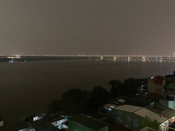 ベトナム・ハノイ「ベトナム」の写真：ホン川にかかる夜のcầu Vĩnh Tu...