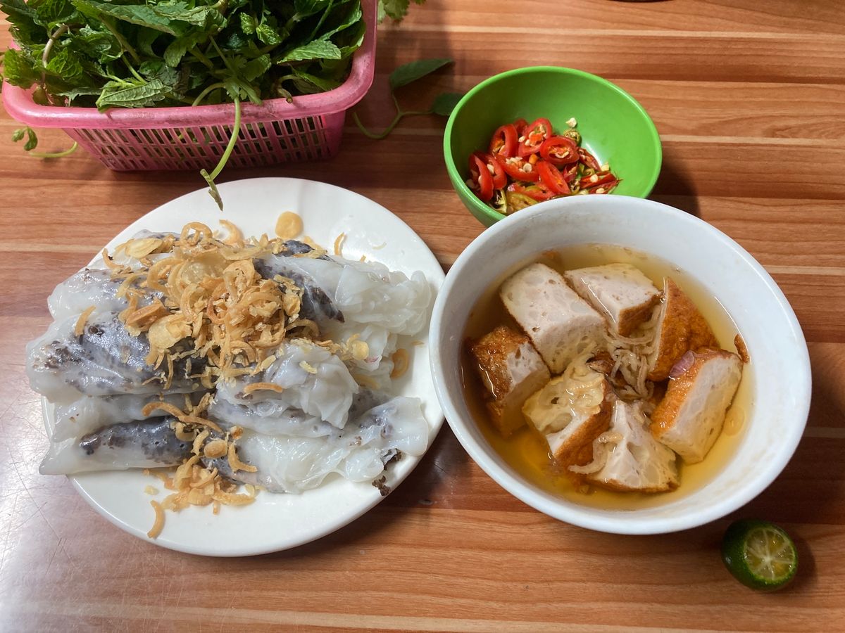 ホン川にかかる夜のcầu Vĩnh Tuyヴィントゥイー橋と翌日早朝。
早...