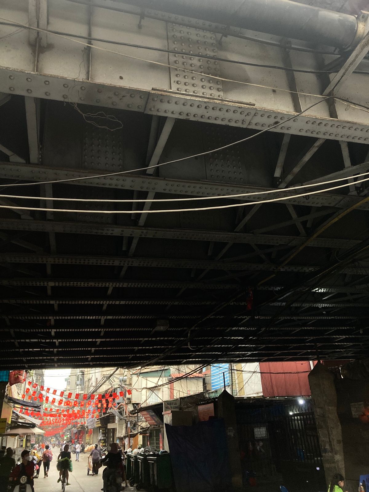 チュオンズオン橋cầu Chương Dươngの下を抜け、ロンビエン駅g...