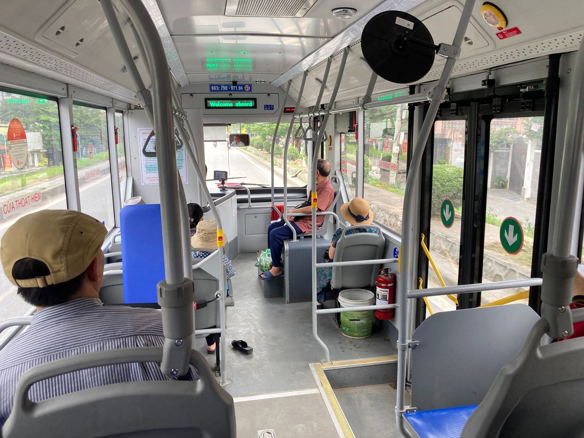 ロンビエン橋の下を抜け、バスで焼き物のバッチャン村xã Bát Tràng...