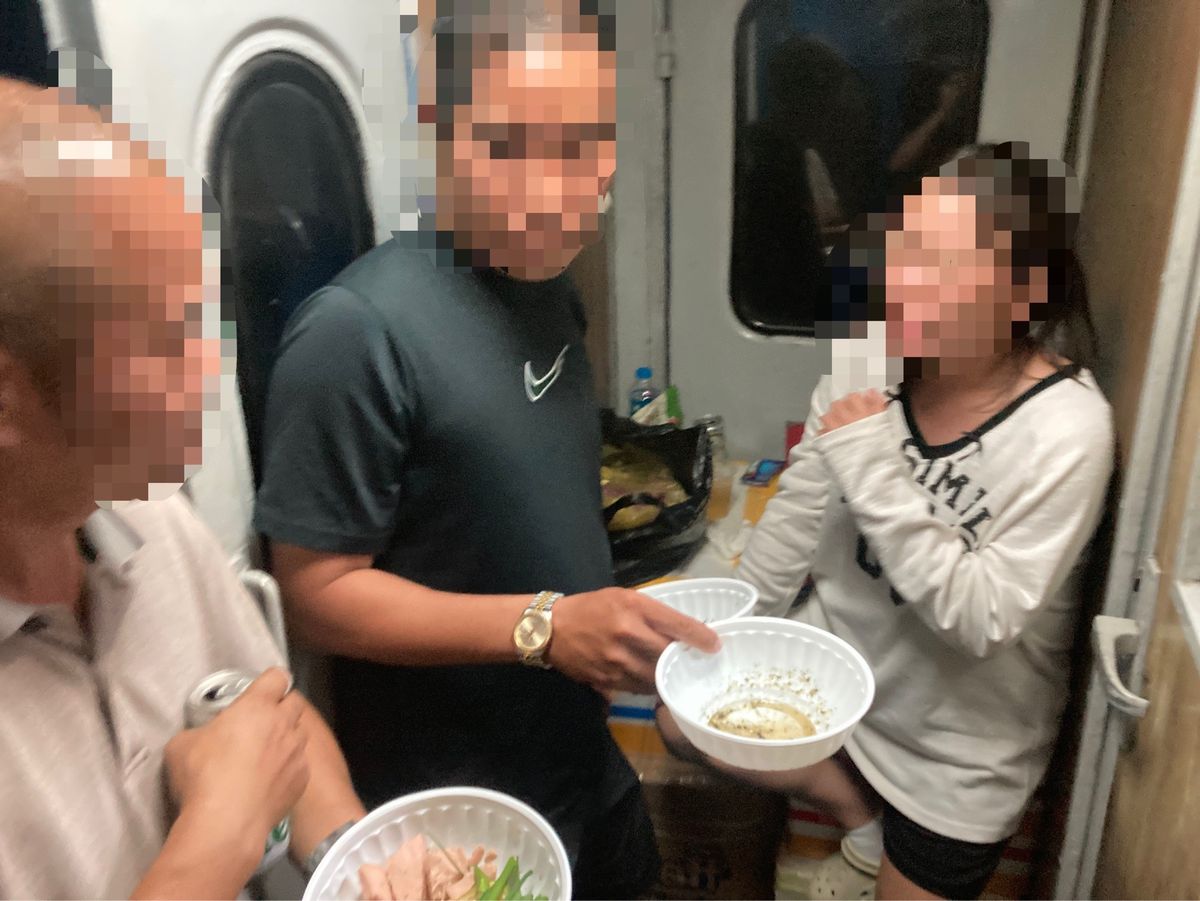 夕食の車内販売、おかずの内容か似たようなものもあり、昼と少し違うものを頼ん...