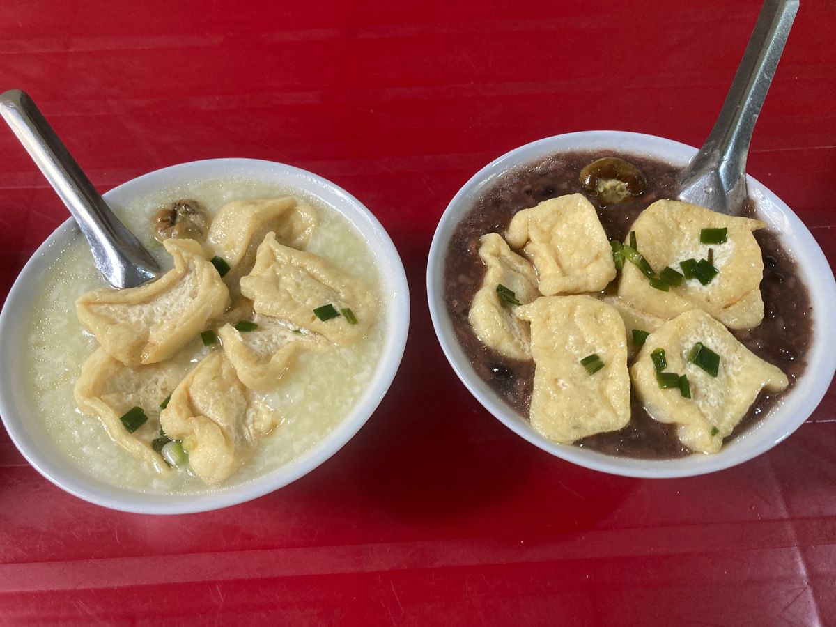 ハノイ
フォーのPhở Thìnに行く途中で鍋に入った油揚げを発見。店主の...