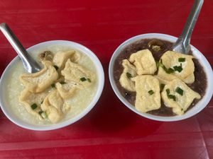 ハノイ
フォーのPhở Thìnに行く途中で鍋に入った油揚げを発見。店主の...