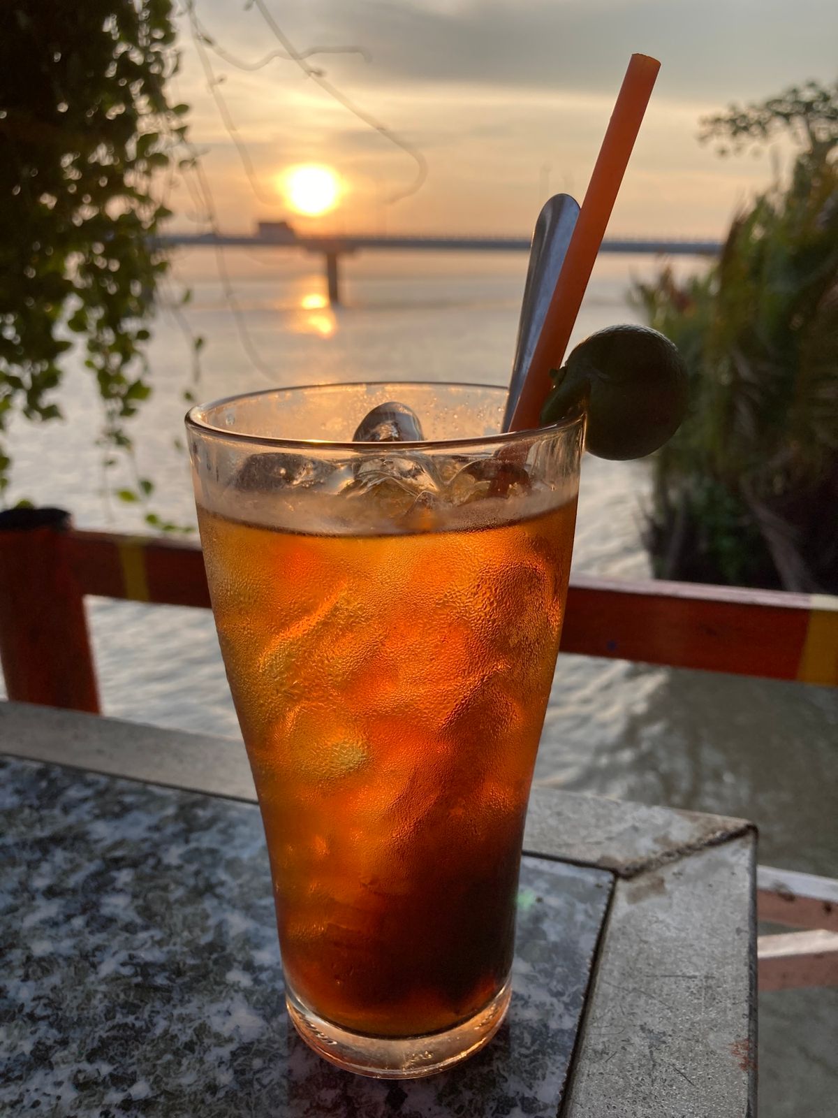 よく行くカフェなどの反対側にバイクでメコン川の橋を渡り、夕陽を眺めながらカ...