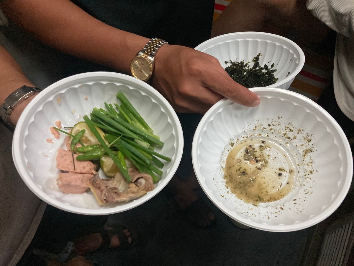 夕食の車内販売、おかずの内容か似たようなものもあり、昼と少し違うものを頼ん...