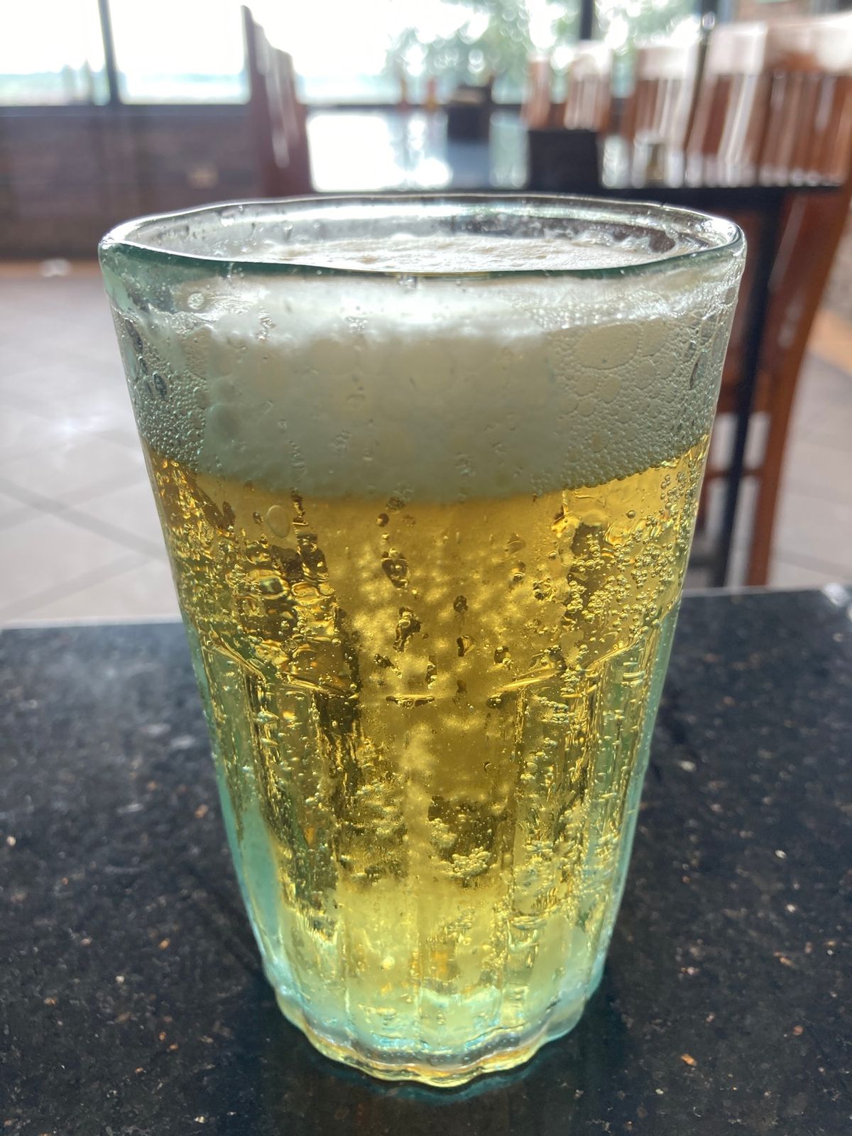 ハノイ
お昼はホン川沿いのビアホイへ。
空芯菜ニンニク炒めrau muốn...