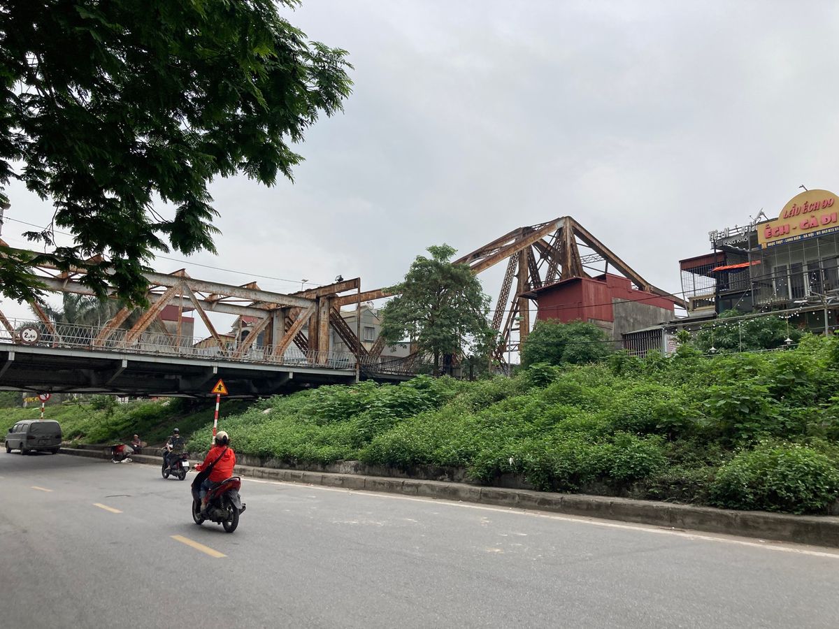 ロンビエン橋散歩で反対側まで渡りあったカフェでお茶
