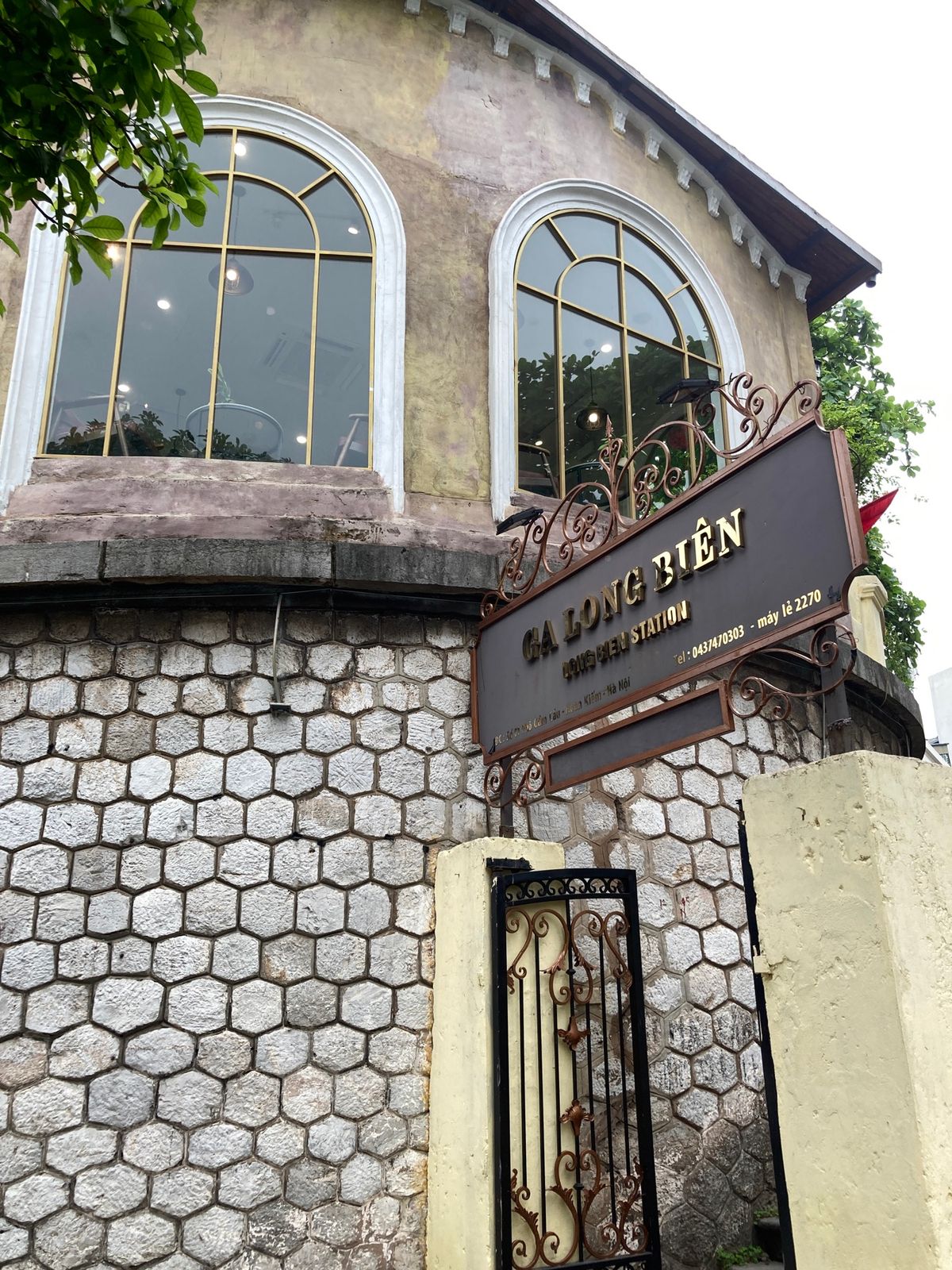 チュオンズオン橋cầu Chương Dươngの下を抜け、ロンビエン駅g...