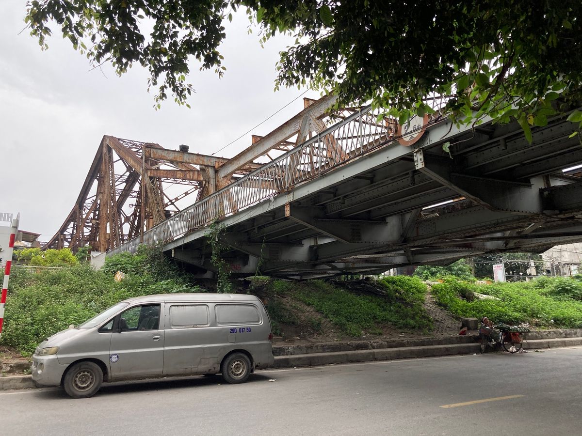 ロンビエン橋の下を抜け、バスで焼き物のバッチャン村xã Bát Tràng...