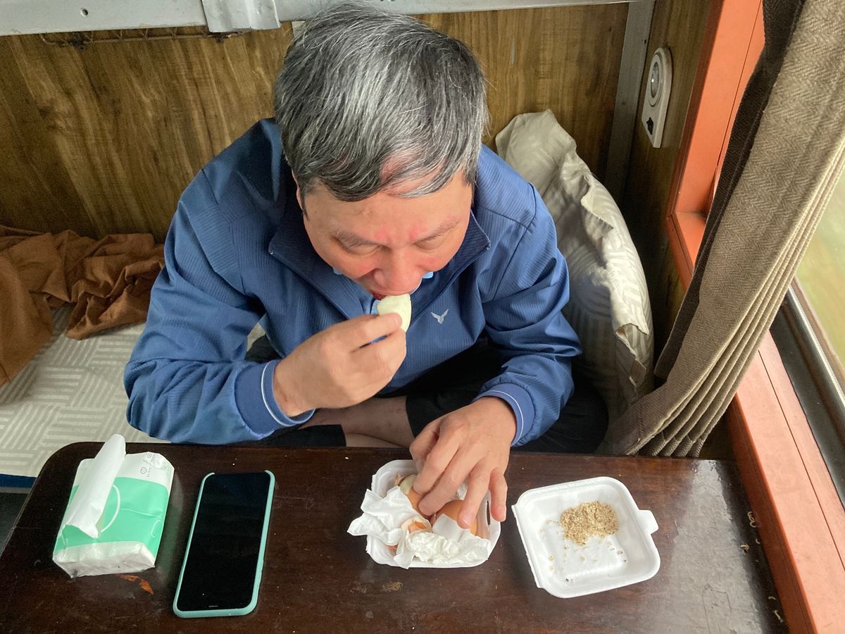 ハノイ駅出発後、サイゴン解放50周年直前でベトナム国旗がいつもよりかなり多...