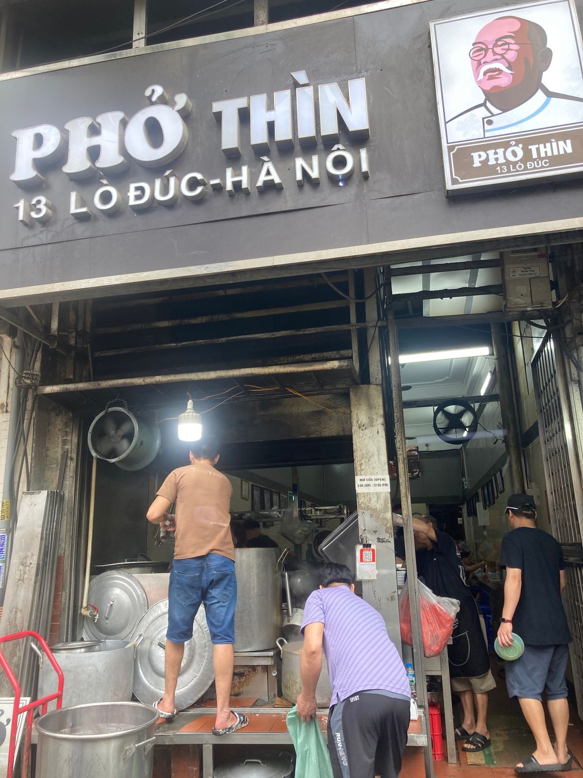 ハノイ
Lò Đúcに居たので、たぶん６〜7年振りのPhở Thìnへ。味...