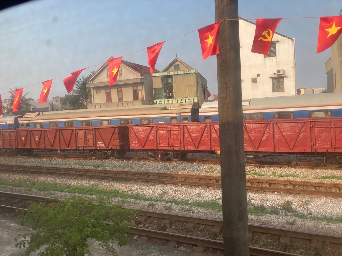 車内販売の食事。昔は(少なくともベット車両は)乗車券に含まれていたけれど、...