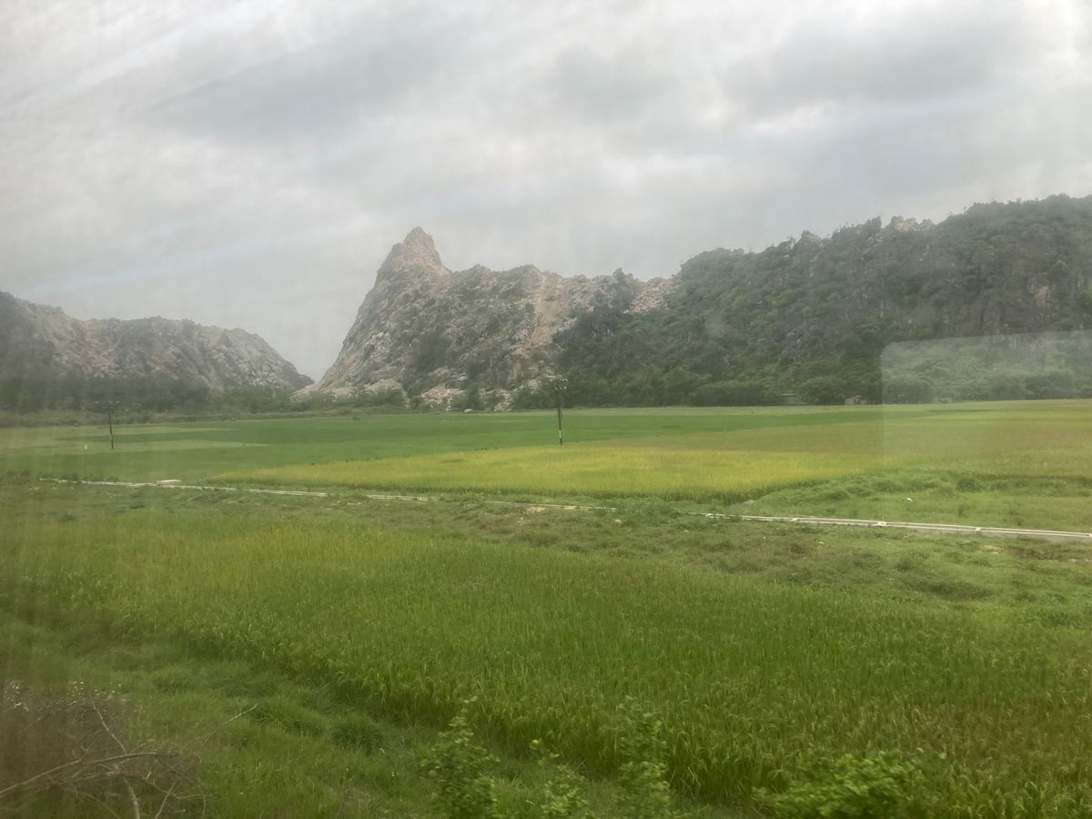 ハノイ駅出発後、サイゴン解放50周年直前でベトナム国旗がいつもよりかなり多...