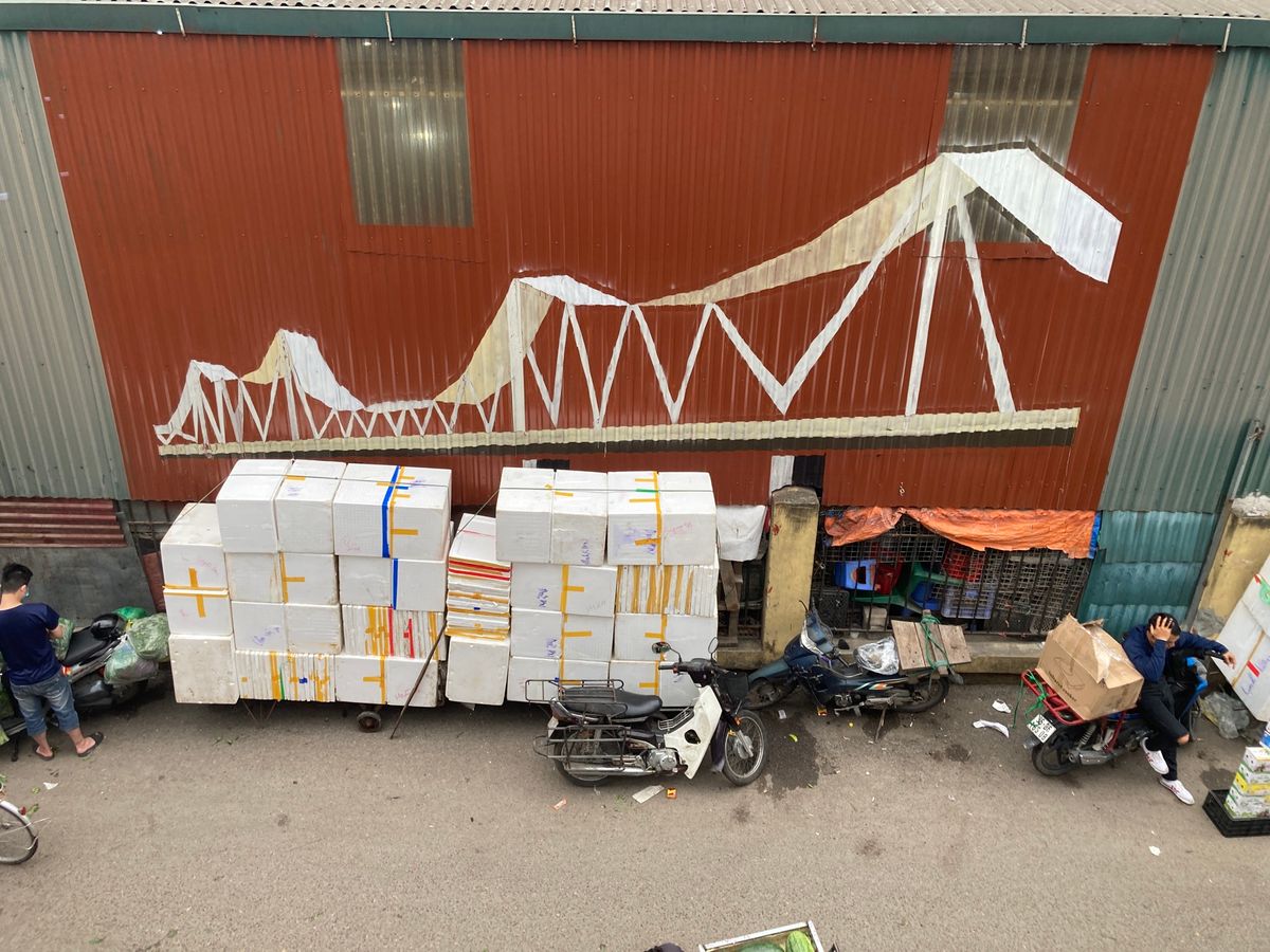 チュオンズオン橋cầu Chương Dươngの下を抜け、ロンビエン駅g...