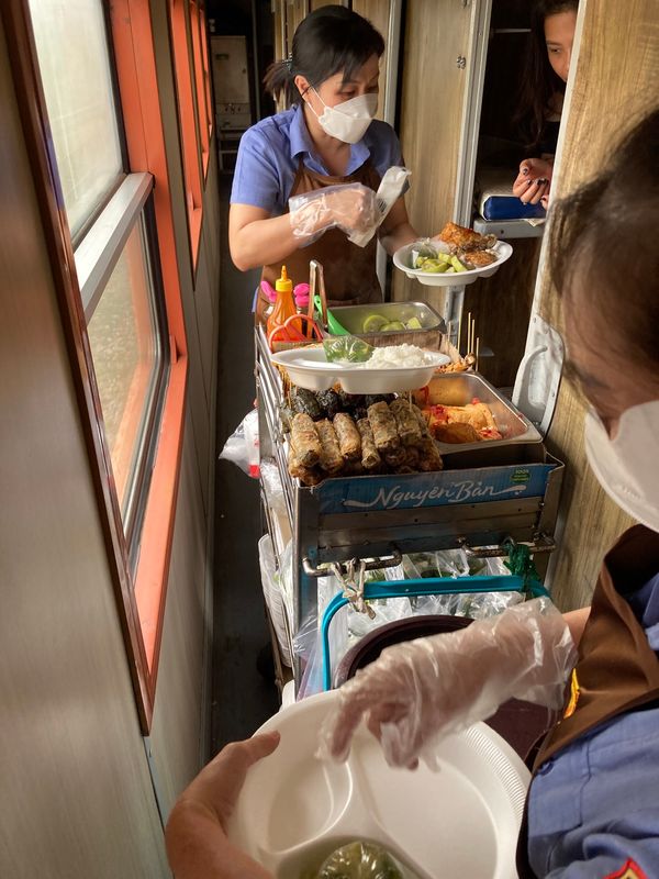ベトナム・ハノイ「ベトナム」の写真：車内販売の食事。昔は(少なくともベット車...