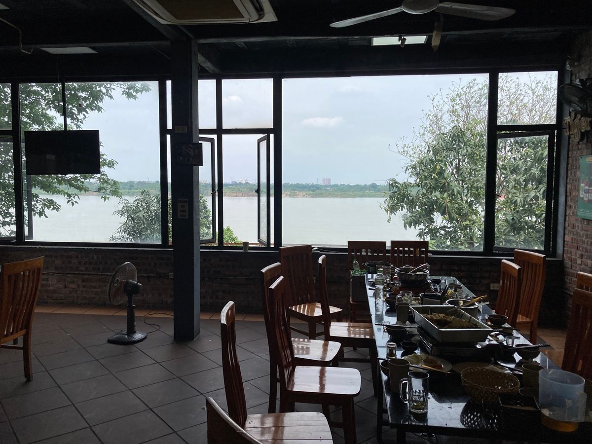 ハノイ
お昼はホン川沿いのビアホイへ。
空芯菜ニンニク炒めrau muốn...