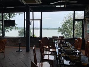 ハノイ
お昼はホン川沿いのビアホイへ。
空芯菜ニンニク炒めrau muốn...