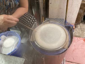 ホン川にかかる夜のcầu Vĩnh Tuyヴィントゥイー橋と翌日早朝。
早...