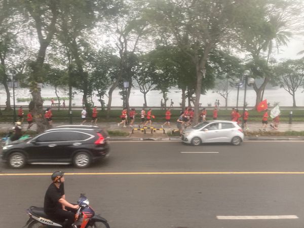 ベトナム・ハノイ「ベトナム」の写真：ハノイ駅出発後、サイゴン解放50周年直前...