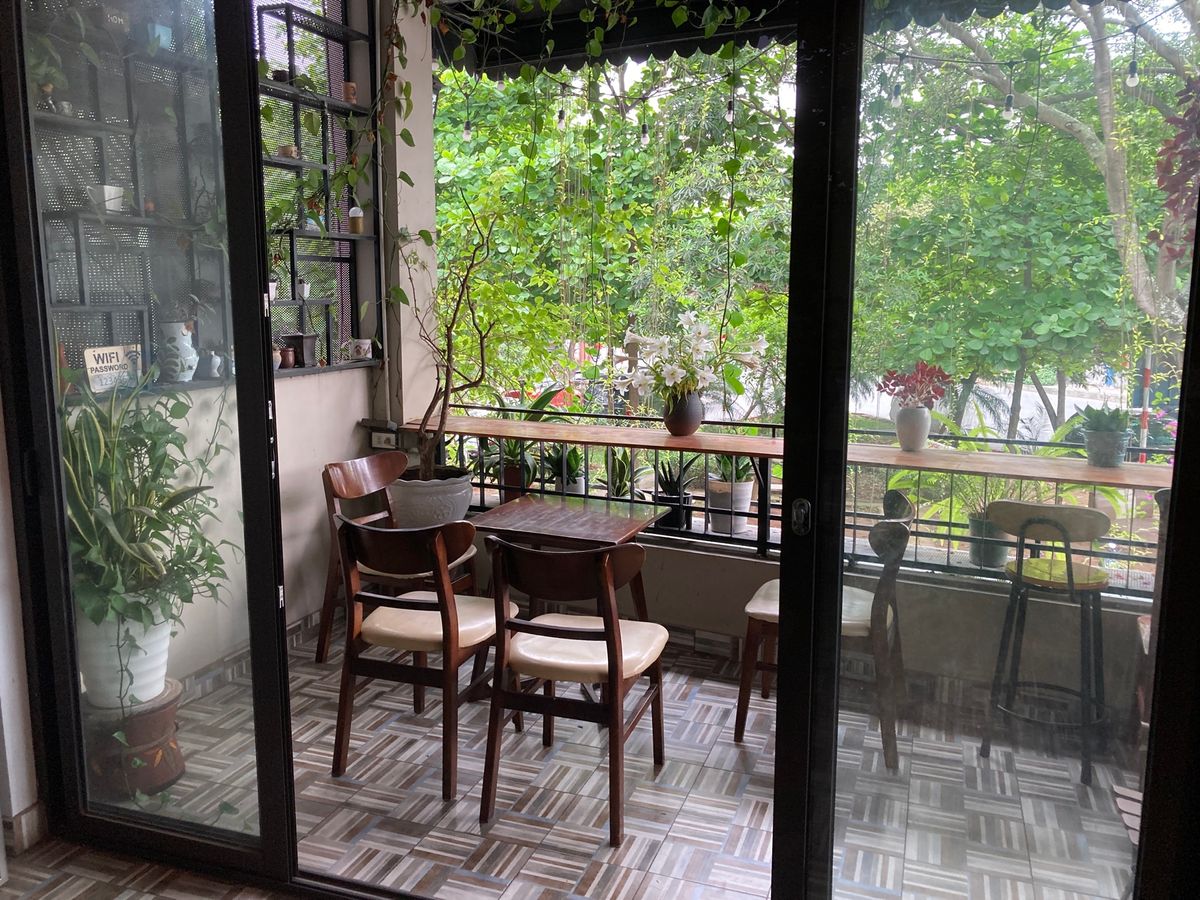 ロンビエン橋散歩で反対側まで渡りあったカフェでお茶