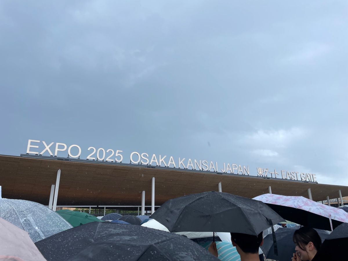 新設された地下鉄夢洲駅から万博会場へ。残念ながら、朝はかなり激しい雨でした。