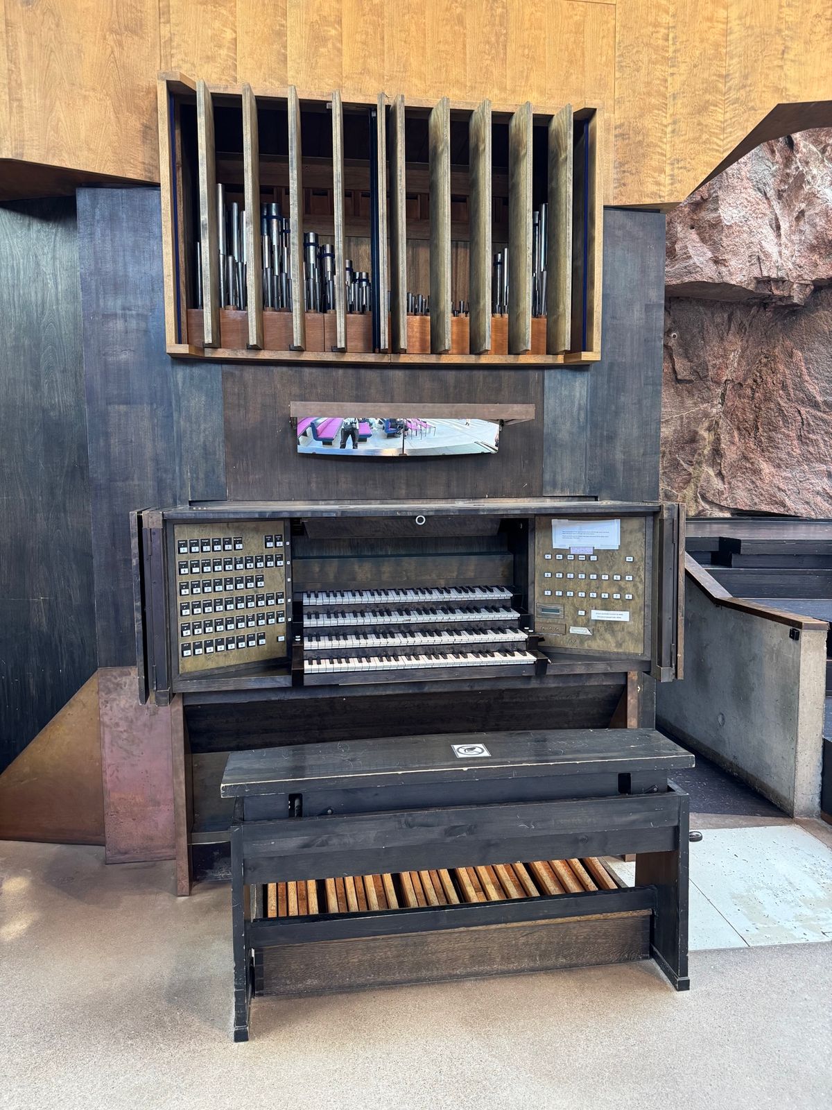 ヘルシンキ
●テンペリアウキオ教会外観
●テンペリアウキオ教会の内部
●テ...