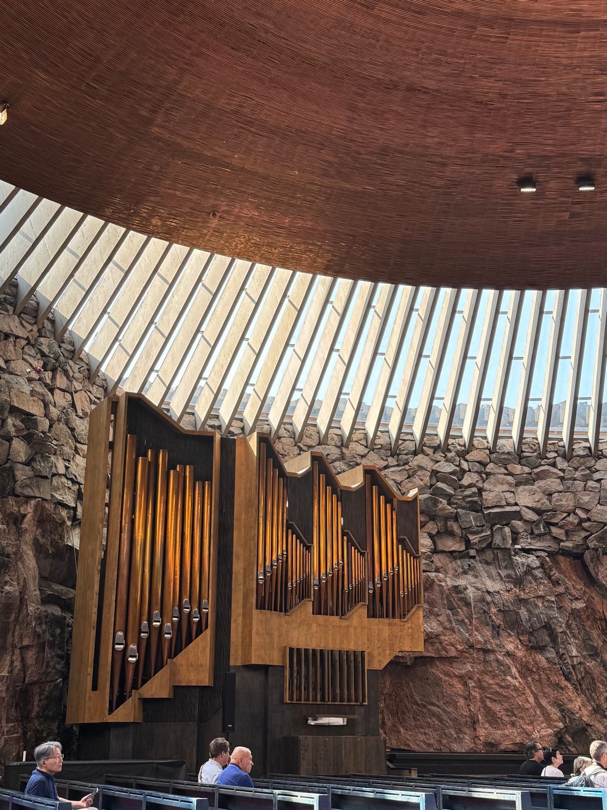 ヘルシンキ
●テンペリアウキオ教会外観
●テンペリアウキオ教会の内部
●テ...