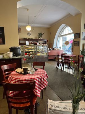 ヘルシンキ
●カフェ「エロマンガ」の入り口
●カフェ「エロマンガ」の店内
...